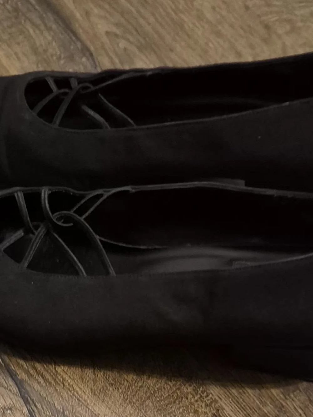 Mootsies Tootsies Black Suede Crisscross Low Heels.